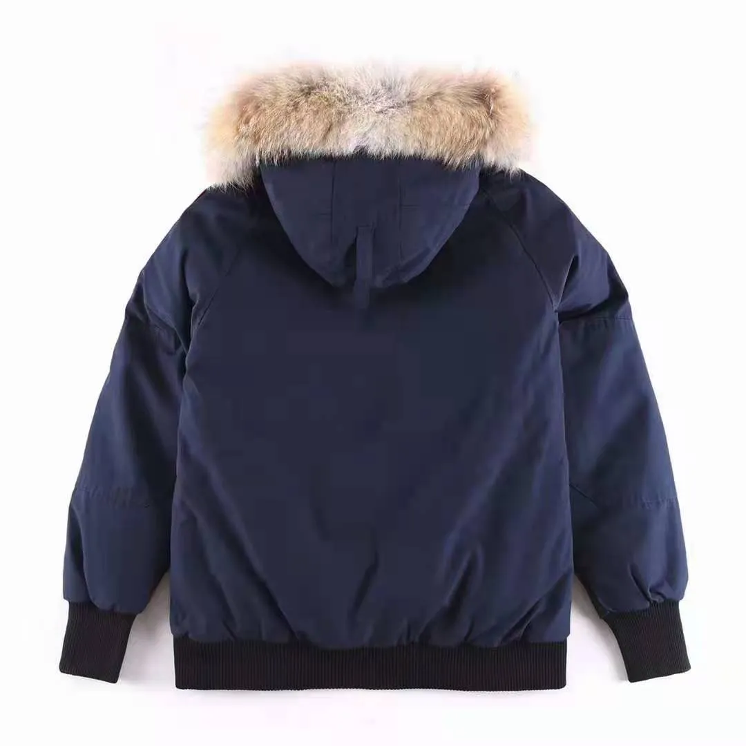 P780 with dust bag) Canada Goose Canada Goose #Chilliwack 7999M bomber jacket short down jacket ➖ Genuine synchronous anti-counterfeiting chip sensor! ➖ Imported 21-count polyester-cotton blended original fabric [last year’s 16-count/18-count hard fabrics have been completely eliminated, this year all use 21-count genuine synchronous fabrics, the soft mid-strap feels delicate and textured], genuine synchronous Feather-Light 10D waterproof coating fabric, made of 84.5 polyester fiber and 15.5 cotton, 100% the best feel in the entire network! ➖ The genuine official website is synchronized with the national standard 80 white duck down, you can check the official website customer service, there will never be a series of misleading claims such as 90 down or goose down! ➖ Using the best nylon lining with double double-layer sealing design, velvet-proof No. 7 needle + grid-filled down ready-made garments, there is 100% no so-called velvet running! ➖ The cuffs are designed with thickened seamless threads, and the collar and pockets are lined with top-quality polar fleece to keep you warm and comfortable! ➖ Yoshida YKK provides original custom-made electroplated sliders. YKK two-way lockable zippers are tight and smooth and will not peel off paint! ➖ 3M composite guarantees that the Velcro is the same as the original, durable, and all accessories and hardware are custom-made! ➖ Imported BEHRINGER embroidery machine to customize the 10,000-needle embroidery logo, 98% of which can be reproduced to restore the original logo. You can check and compare on the official website! 01 models for men and women SIZE: XS S M L XL XXL